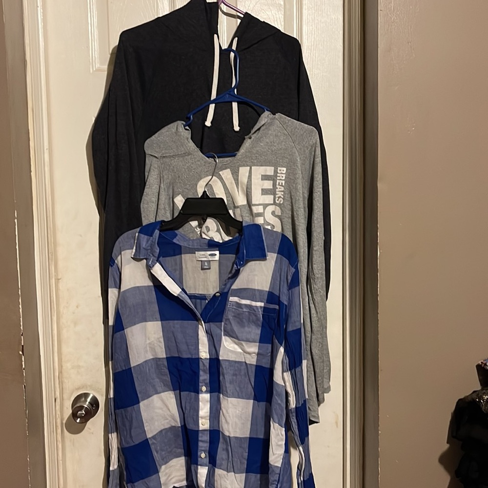 2 hoody’s and 1 button up. All long sleeved size XL. 3 shirts all together.